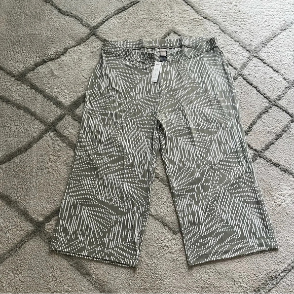 Chicos Travelers wide leg pull on pants sage green cream crop  4 / XXL new - Picture 1 of 8